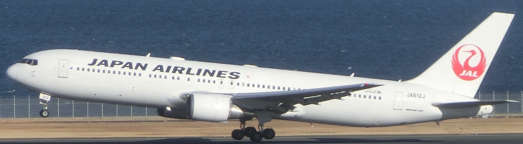 B767JA612J.jpg