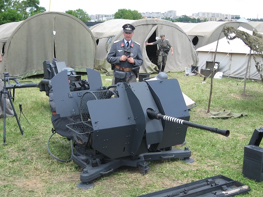 FlaK_38_anti-aircraft_gun_during_the_VII_Aircraft_Picnic_in_Kraków_5.jpg