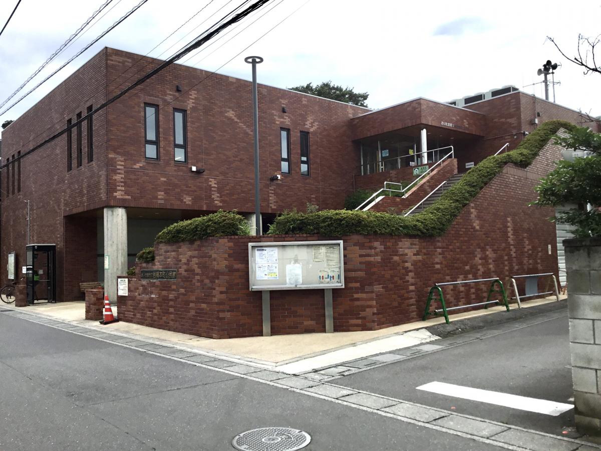 さいたま市立岩槻図書館.jpg