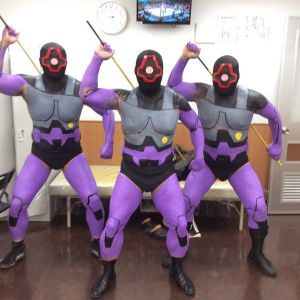 (´・ω・`)明日のガンオン一周忌法要に着ていく黒のスーツがこれしかないんだが大丈夫かしら?ちなみに後ろに写ってるのはらんらんの父ちゃん母ちゃんね