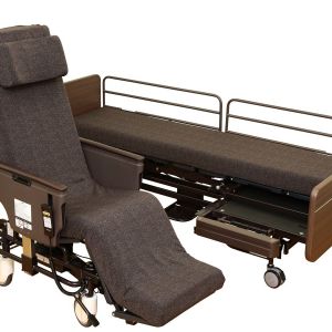 このベッドとドッキングする車椅子にテーブル装着してPC設置すれば常にベッド感覚で色々いけるぞ。トイレやベッドも対応させれば最小限の動きだけで済む。値段は90万円、ガンオン初期に金陸ガンを4機揃えるより安いぞ!